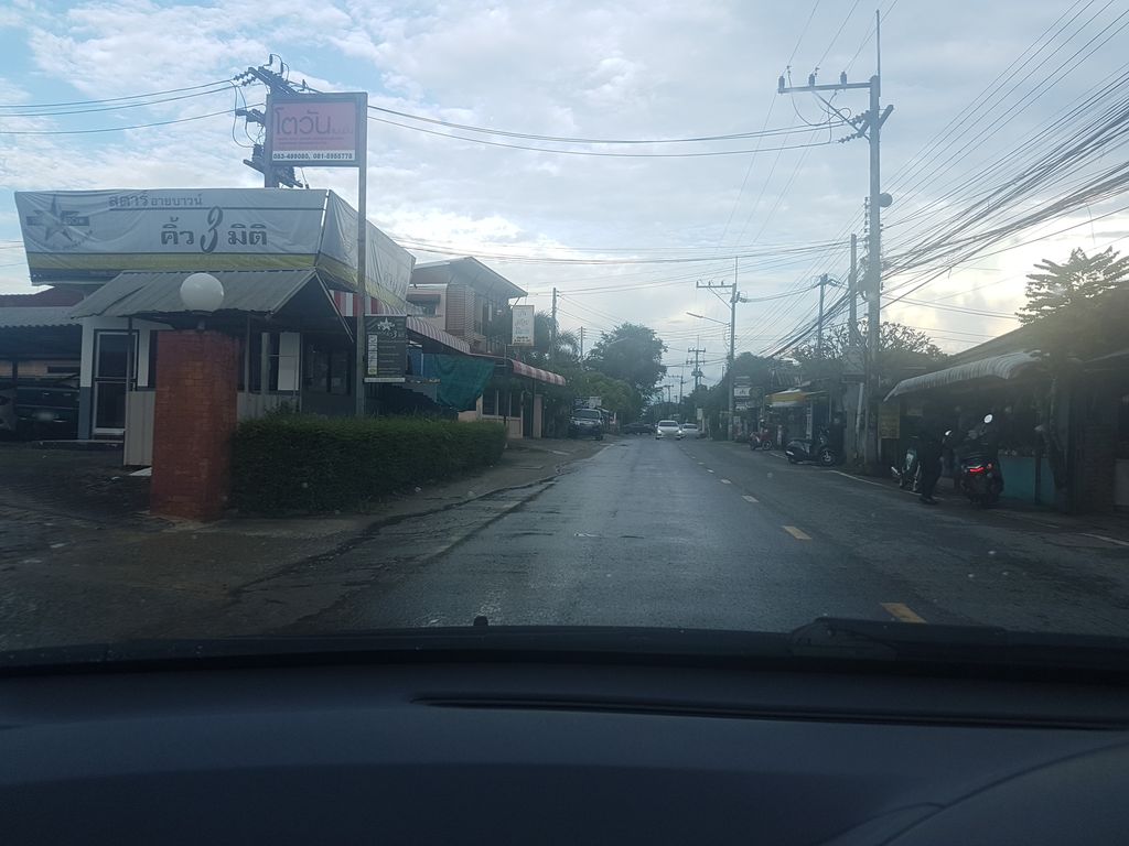 ภาพถนนตรงที่ ส้มตำริมถนน ครกร้อย 2 ตั้งอยู่ ถ่ายโดย ekkarin พ.ศ. 2561 (2018) · A street-level view of where ส้มตำริมถนน ครกร้อย 2 · Som Tam Rimthanon Khrakaroi 2 stands, by ekkarin in 2561 (2018)