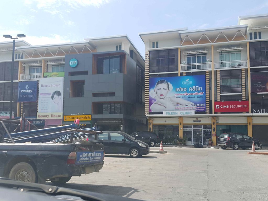 ภาพถนนตรงที่ WISE Clinic by หมอมิ้นท์ หมอฝ้าย ตั้งอยู่ ถ่ายโดย jrcarlsen พ.ศ. 2558 (2015) · A street-level view of where WISE Clinic by หมอมิ้นท์ หมอฝ้าย stands, by jrcarlsen in 2558 (2015)