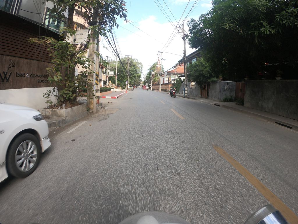 ภาพถนนตรงที่ Rosemary Brasserie ตั้งอยู่ ถ่ายโดย chanuwath_grab พ.ศ. 2562 (2019) · A street-level view of where Rosemary Brasserie stands, by chanuwath_grab in 2562 (2019)