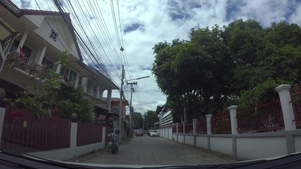ภาพถนนตรงที่ ฮันนี่ โพลีพลัส ตั้งอยู่ ถ่ายโดย kaart_3 พ.ศ. 2562 (2019) · A street-level view of where ฮันนี่ โพลีพลัส · Honey Phlophlat stands, by kaart_3 in 2562 (2019)