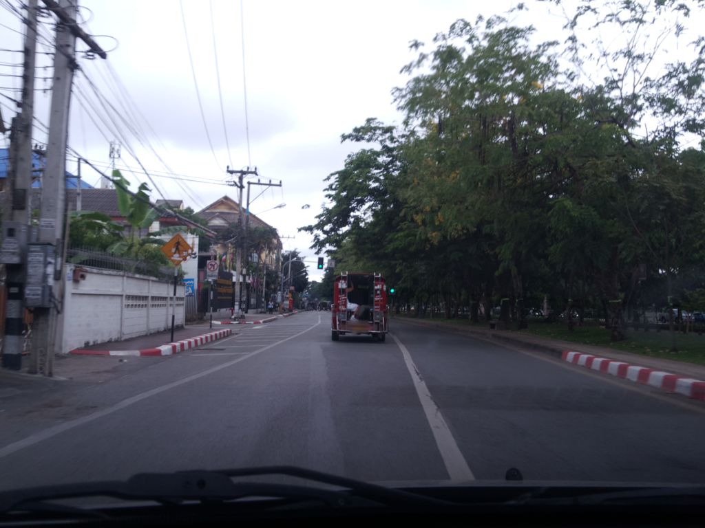 ภาพถนนตรงที่ Dang Muay Thai Chiang Mai ตั้งอยู่ ถ่ายโดย wapriz พ.ศ. 2561 (2018) · A street-level view of where Dang Muay Thai Chiang Mai stands, by wapriz in 2561 (2018)