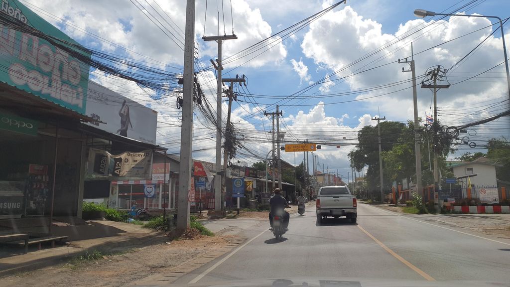 ภาพถนนตรงที่ ร้านมือถือ บ้านกาด 426 ตั้งอยู่ ถ่ายโดย jrcarlsen พ.ศ. 2564 (2021) · A street-level view of where ร้านมือถือ บ้านกาด 426 · Ran Muethue Ban Kat 426 stands, by jrcarlsen in 2564 (2021)