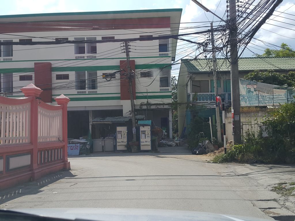 ภาพถนนตรงที่ ก๋วยจั๊บอุบล Kp ตั้งอยู่ ถ่ายโดย jrcarlsen พ.ศ. 2558 (2015) · A street-level view of where ก๋วยจั๊บอุบล Kp · Kuaichapupla Kp stands, by jrcarlsen in 2558 (2015)