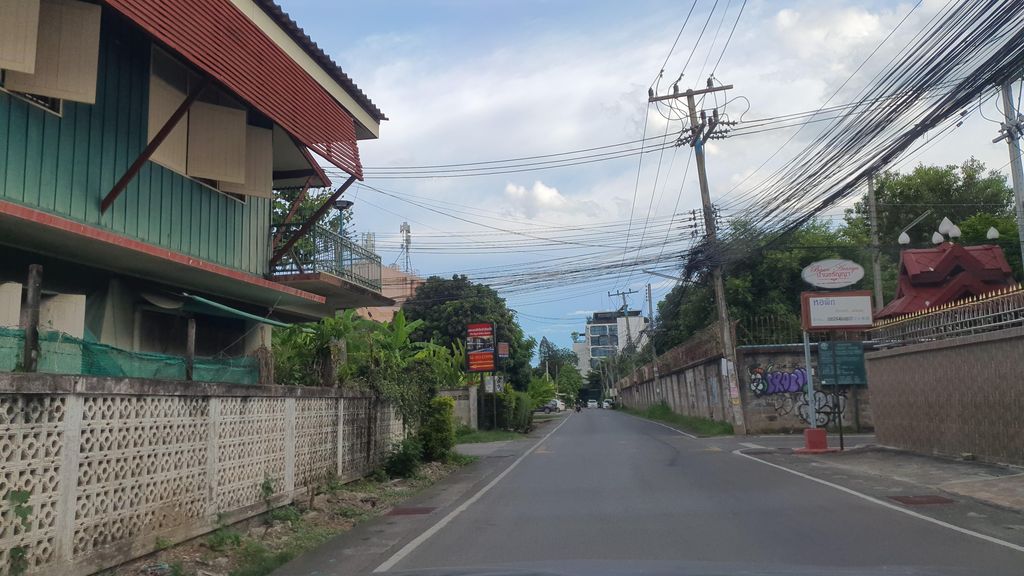 ภาพถนนตรงที่ หอพักจตุพร ตั้งอยู่ ถ่ายโดย jrcarlsen พ.ศ. 2565 (2022) · A street-level view of where หอพักจตุพร · Chatupra Dormitory stands, by jrcarlsen in 2565 (2022)