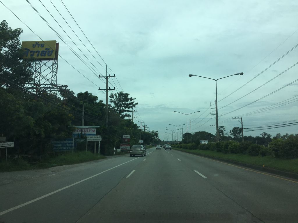ภาพถนนตรงที่ ไก่ย่างวิเชียรบุรี ตั้งอยู่ ถ่ายโดย wapriz พ.ศ. 2561 (2018) · A street-level view of where ไก่ย่างวิเชียรบุรี · Kainga Wichianburi stands, by wapriz in 2561 (2018)