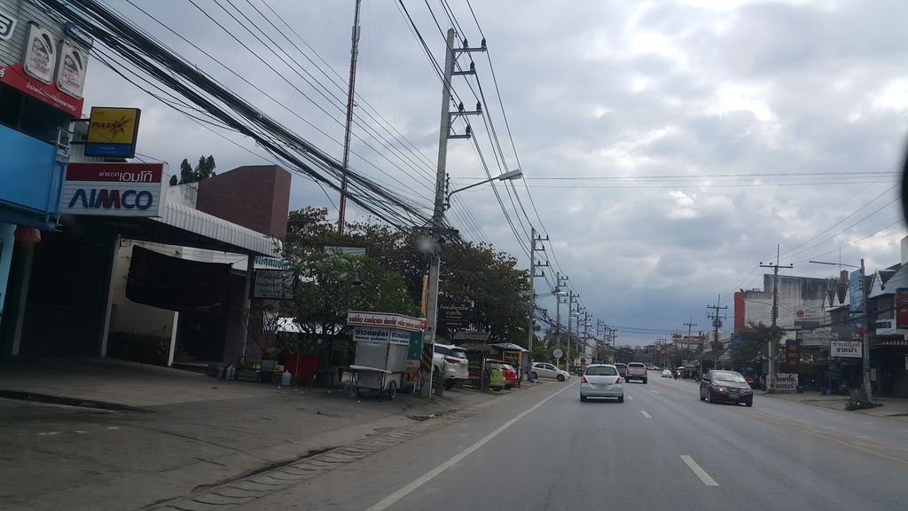 ภาพถนนตรงที่ ศิวดลค้าข้าว ตั้งอยู่ ถ่ายโดย jrcarlsen พ.ศ. 2561 (2018) · A street-level view of where ศิวดลค้าข้าว · Siodonkhakhao stands, by jrcarlsen in 2561 (2018)