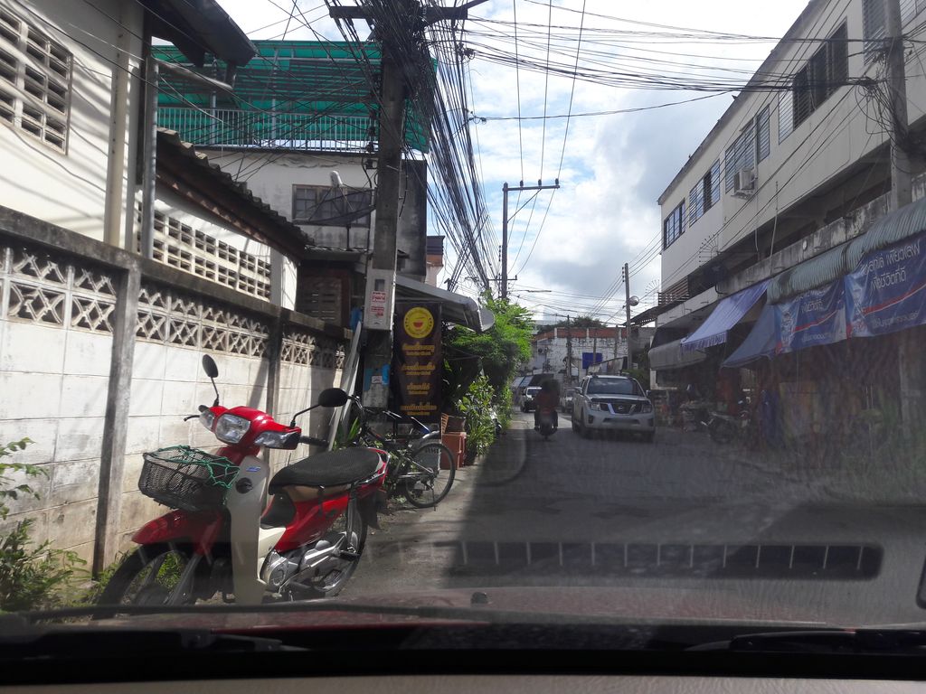 ภาพถนนตรงที่ บัวเกี๋ยง-ร้านอาหารไทใหญ่ ตั้งอยู่ ถ่ายโดย ratchaphat พ.ศ. 2561 (2018) · A street-level view of where บัวเกี๋ยง-ร้านอาหารไทใหญ่ · Buakiang-ran Ahanthaiyai stands, by ratchaphat in 2561 (2018)