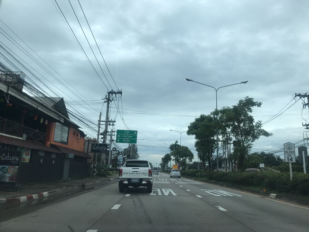 ภาพถนนตรงที่ โรงกลึง ส บุญเป็ง ตั้งอยู่ ถ่ายโดย prasert พ.ศ. 2561 (2018) · A street-level view of where โรงกลึง ส บุญเป็ง · Rongklueng Sa Bunpeng stands, by prasert in 2561 (2018)