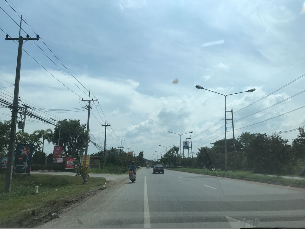 ภาพถนนตรงที่ รถ เหนือ เหนือ ตั้งอยู่ ถ่ายโดย prasert พ.ศ. 2561 (2018) · A street-level view of where รถ เหนือ เหนือ · Rot Nuea Nuea stands, by prasert in 2561 (2018)