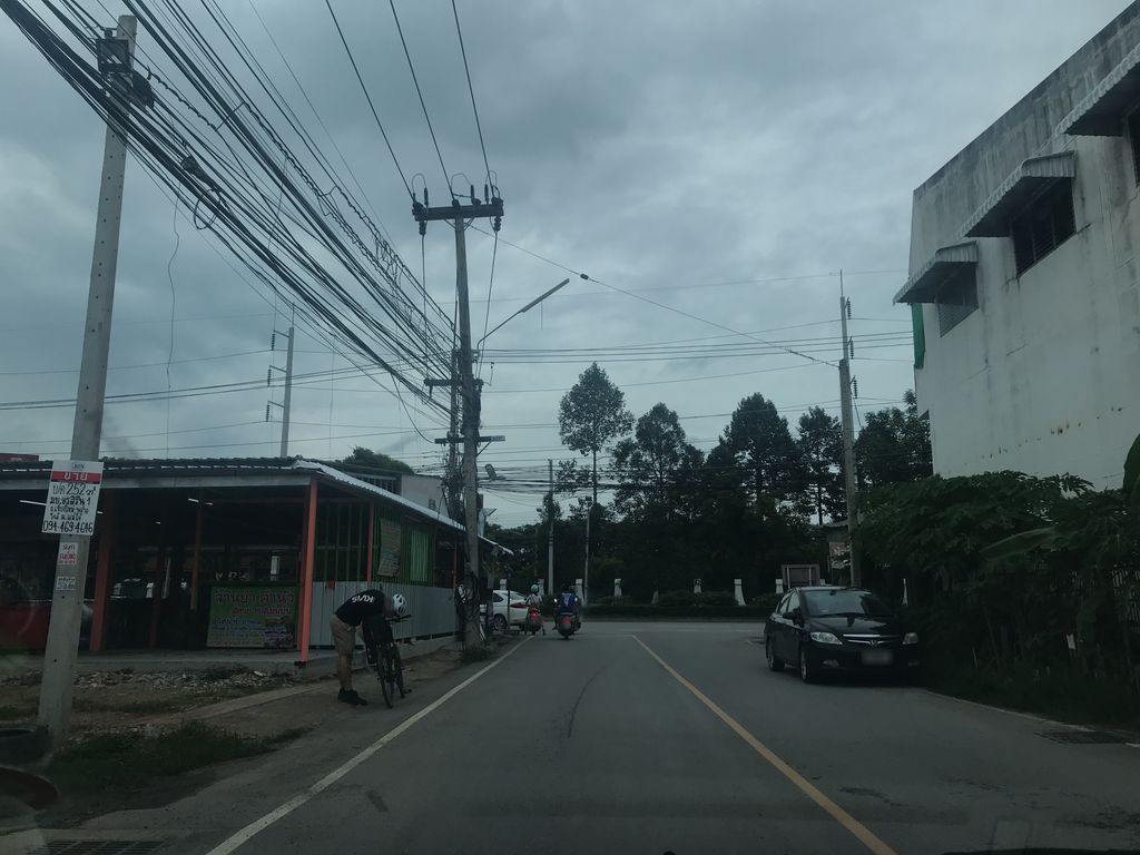ภาพถนนตรงที่ กาแฟโบราณวันเพ็ญ ตั้งอยู่ ถ่ายโดย prasert พ.ศ. 2561 (2018) · A street-level view of where กาแฟโบราณวันเพ็ญ · Kafaebrona Wanphen stands, by prasert in 2561 (2018)
