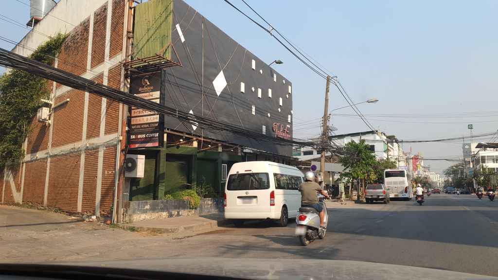 ภาพถนนตรงที่ Buri Hotel and Hostel ตั้งอยู่ ถ่ายโดย jrcarlsen พ.ศ. 2566 (2023) · A street-level view of where Buri Hotel and Hostel stands, by jrcarlsen in 2566 (2023)