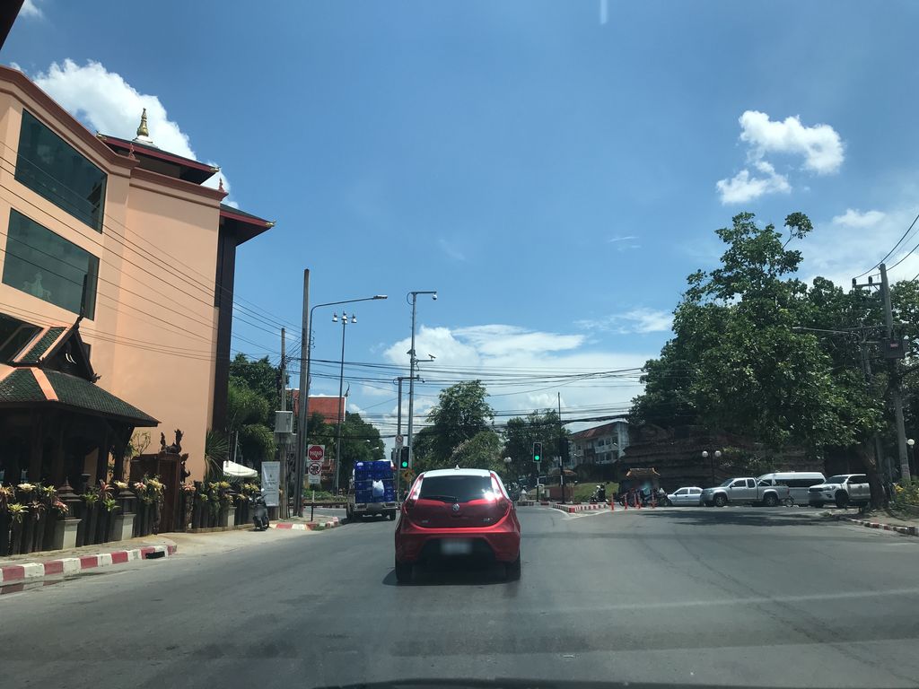 ภาพถนนตรงที่ สโมสรฟุตบอลเยาวชน Chiangmai United ตั้งอยู่ ถ่ายโดย prasert พ.ศ. 2561 (2018) · A street-level view of where สโมสรฟุตบอลเยาวชน Chiangmai United stands, by prasert in 2561 (2018)