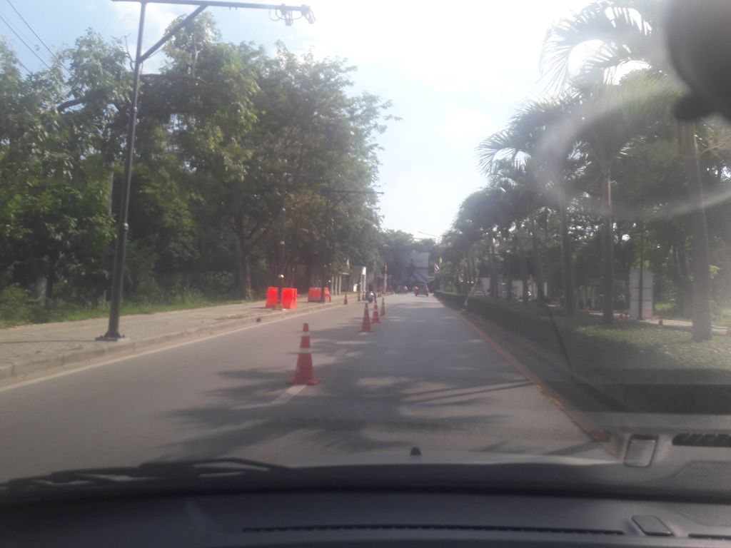ภาพถนนตรงที่ ตำสากแตก ยำแสบปาก ตั้งอยู่ ถ่ายโดย noochjaree พ.ศ. 2561 (2018) · A street-level view of where ตำสากแตก ยำแสบปาก · Tamsaktaek Yamsaeppak stands, by noochjaree in 2561 (2018)