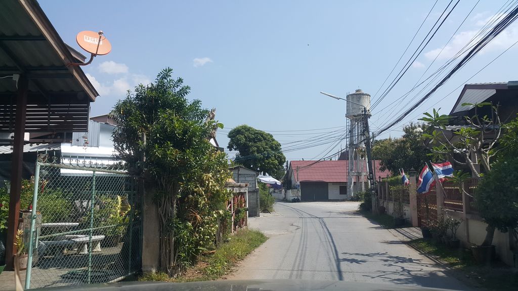 ภาพถนนตรงที่ CHUAN CHOM ตั้งอยู่ ถ่ายโดย jrcarlsen พ.ศ. 2562 (2019) · A street-level view of where CHUAN CHOM stands, by jrcarlsen in 2562 (2019)