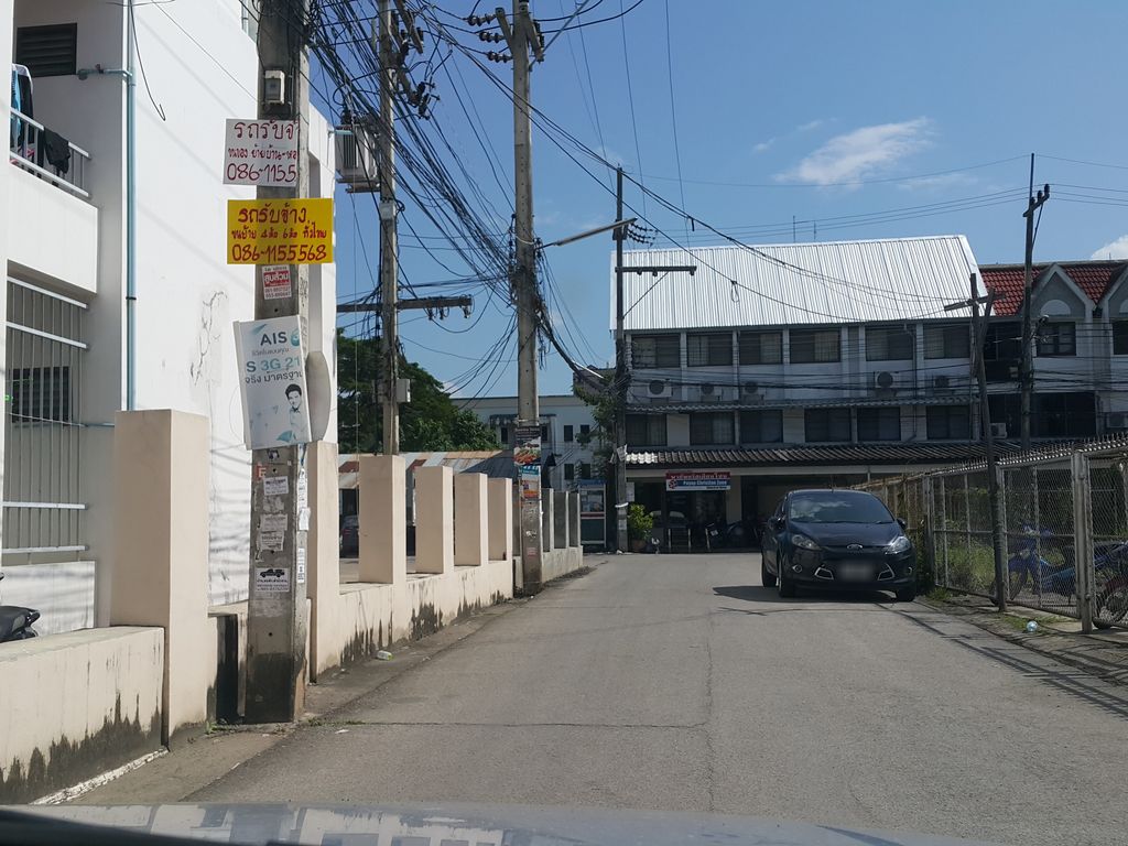 ภาพถนนตรงที่ KB Hair Salon Chiangmai ตั้งอยู่ ถ่ายโดย jrcarlsen พ.ศ. 2558 (2015) · A street-level view of where KB Hair Salon Chiangmai stands, by jrcarlsen in 2558 (2015)