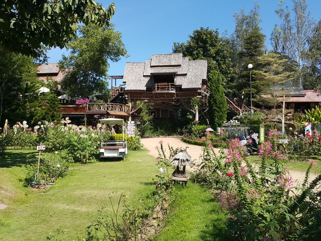 ภาพถนนตรงที่ Pai Tree House ตั้งอยู่ ถ่ายโดย jrcarlsen พ.ศ. 2557 (2014) · A street-level view of where Pai Tree House stands, by jrcarlsen in 2557 (2014)
