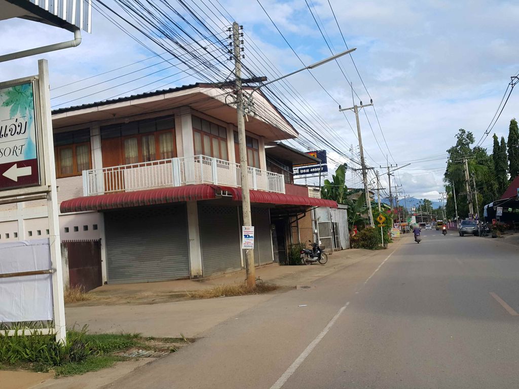 ภาพถนนตรงที่ ร้านซุ้มสิกขร ตั้งอยู่ ถ่ายโดย jrcarlsen พ.ศ. 2558 (2015) · A street-level view of where ร้านซุ้มสิกขร · Ran Sum Sikkhon stands, by jrcarlsen in 2558 (2015)