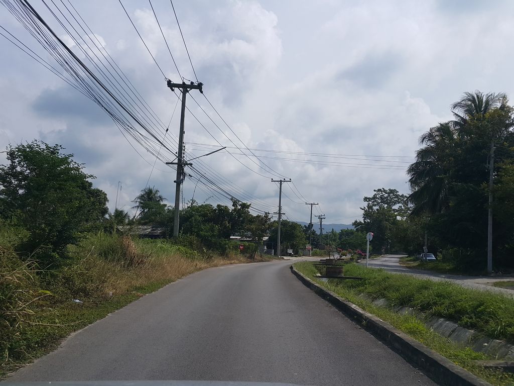 ภาพถนนตรงที่ ค่ายสมเด็จพระบรมราชินี สันทราย ตั้งอยู่ ถ่ายโดย jrcarlsen พ.ศ. 2558 (2015) · A street-level view of where ค่ายสมเด็จพระบรมราชินี สันทราย · Khai Somdet Phra Brom Rachini San Sai stands, by jrcarlsen in 2558 (2015)