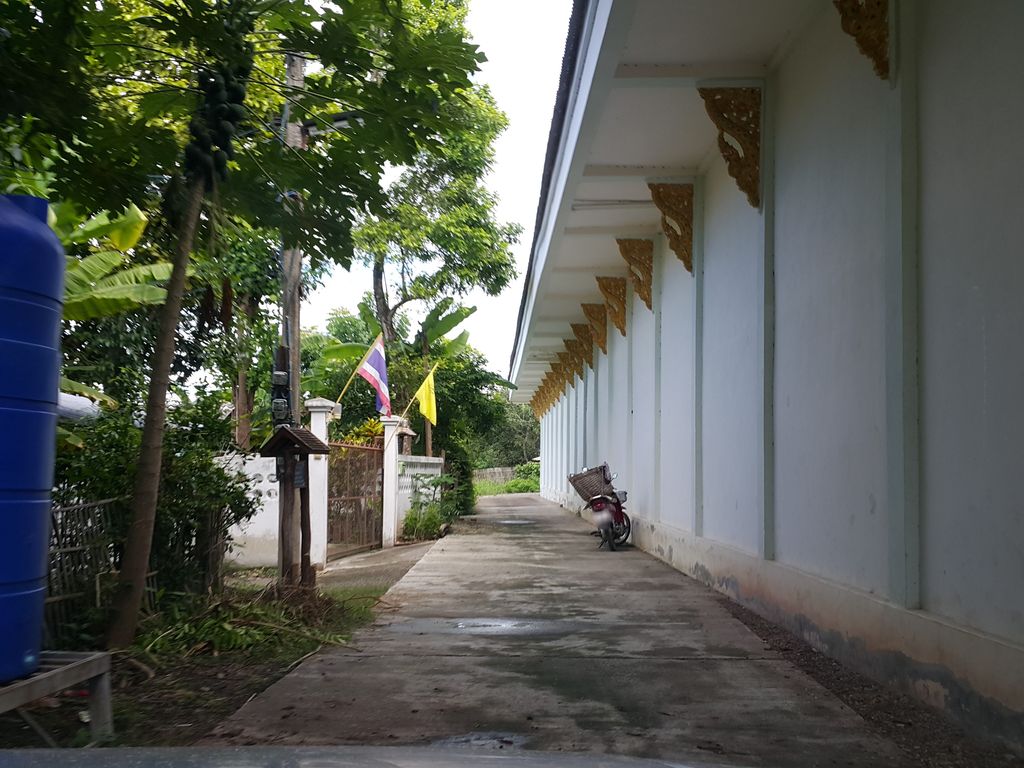 ภาพถนนตรงที่ วัดป่าสักน้อย ตั้งอยู่ ถ่ายโดย jrcarlsen พ.ศ. 2558 (2015) · A street-level view of where วัดป่าสักน้อย · Wat Pa Sak Noi stands, by jrcarlsen in 2558 (2015)