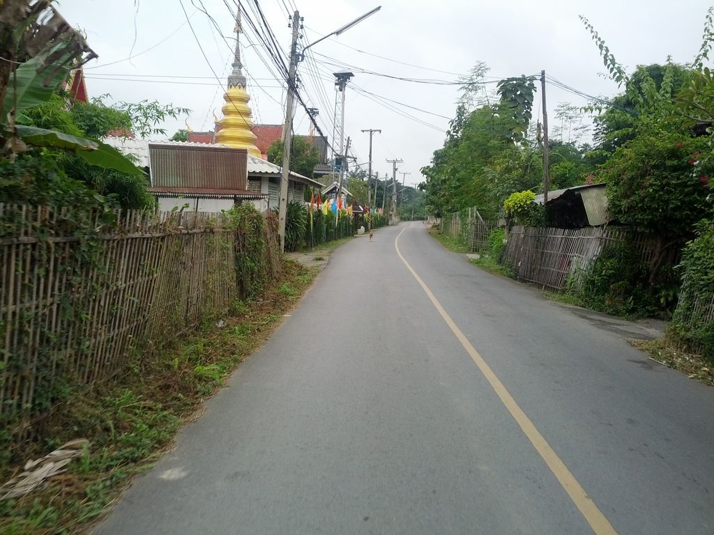 ภาพถนนตรงที่ ร้านลาบลูกทุ่ง ตั้งอยู่ ถ่ายโดย jrcarlsen พ.ศ. 2557 (2014) · A street-level view of where ร้านลาบลูกทุ่ง · Ran Lap Luk Thung stands, by jrcarlsen in 2557 (2014)