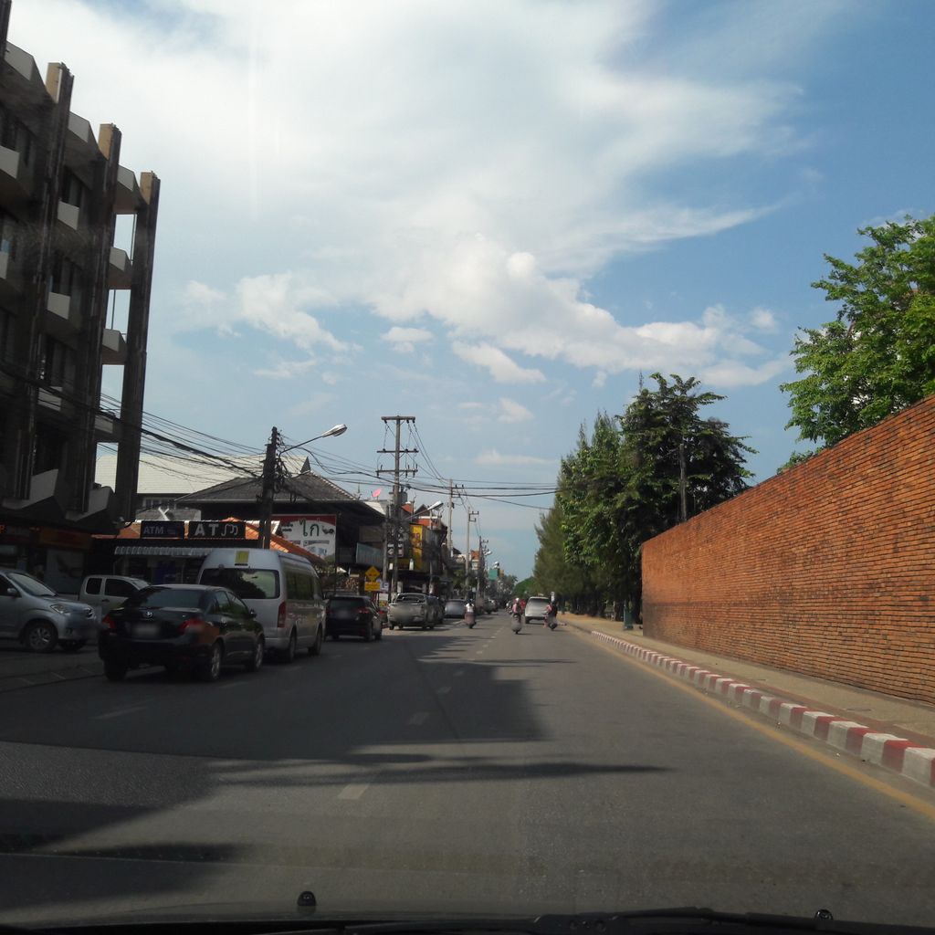 ภาพถนนตรงที่ Tha Pae Grill ตั้งอยู่ ถ่ายโดย superbate พ.ศ. 2561 (2018) · A street-level view of where Tha Pae Grill stands, by superbate in 2561 (2018)