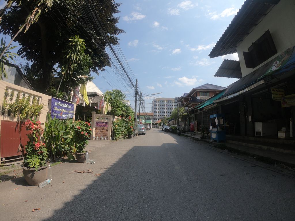 ภาพถนนตรงที่ ครัวห่วงสมัย ตั้งอยู่ ถ่ายโดย chanuwath_grab พ.ศ. 2562 (2019) · A street-level view of where ครัวห่วงสมัย · Khruahuangsamai stands, by chanuwath_grab in 2562 (2019)