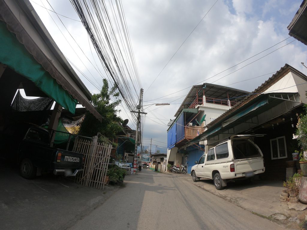 ภาพถนนตรงที่ SherVa101 Home & Hostel ตั้งอยู่ ถ่ายโดย chanuwath_grab พ.ศ. 2562 (2019) · A street-level view of where SherVa101 Home & Hostel stands, by chanuwath_grab in 2562 (2019)