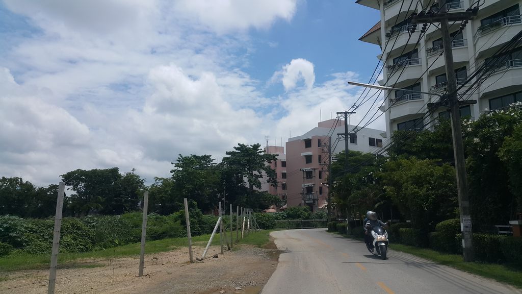 ภาพถนนตรงที่ Mon Muang Hotel ตั้งอยู่ ถ่ายโดย jrcarlsen พ.ศ. 2560 (2017) · A street-level view of where Mon Muang Hotel stands, by jrcarlsen in 2560 (2017)