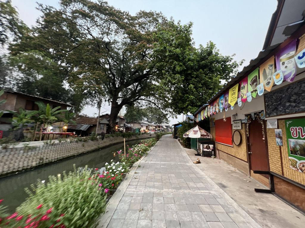 ภาพถนนตรงที่ Chiang Mai Beer ตั้งอยู่ ถ่ายโดย Junguin พ.ศ. 2566 (2023) · A street-level view of where Chiang Mai Beer stands, by Junguin in 2566 (2023)