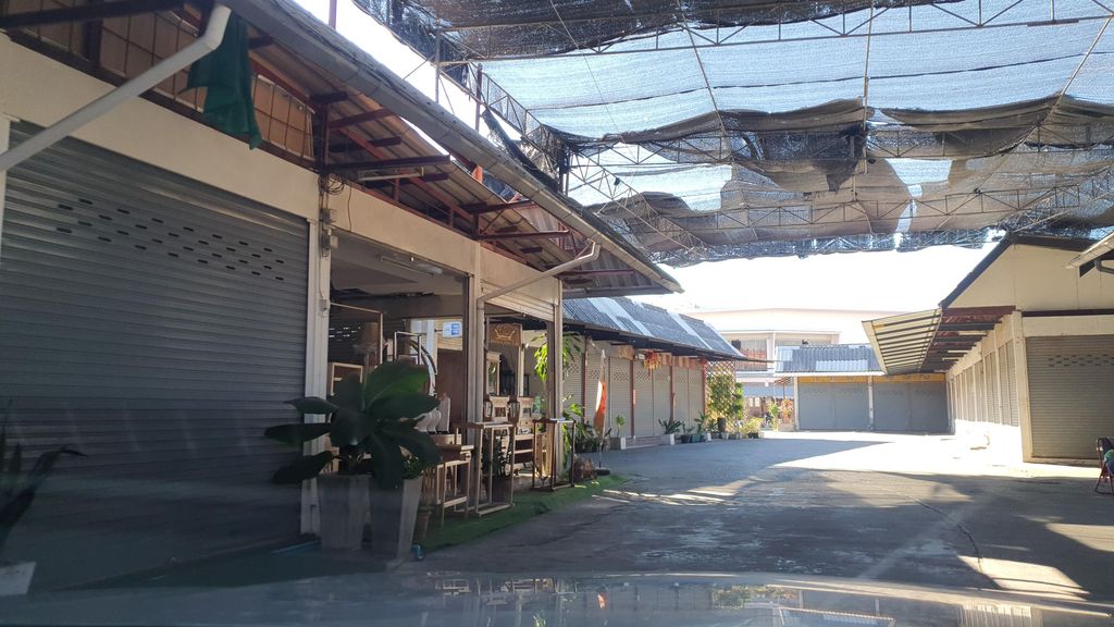 ภาพถนนตรงที่ Chiang Mai Teak Wood Shop ตั้งอยู่ ถ่ายโดย jrcarlsen พ.ศ. 2565 (2022) · A street-level view of where Chiang Mai Teak Wood Shop stands, by jrcarlsen in 2565 (2022)