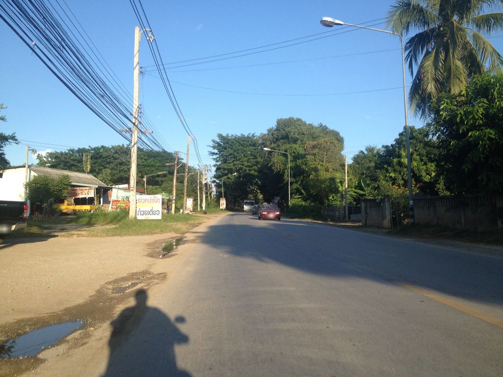 ภาพถนนตรงที่ ดำเนินยางยนต์ ตั้งอยู่ ถ่ายโดย jimwatana พ.ศ. 2558 (2015) · A street-level view of where ดำเนินยางยนต์ · Damnoen Yangyon stands, by jimwatana in 2558 (2015)