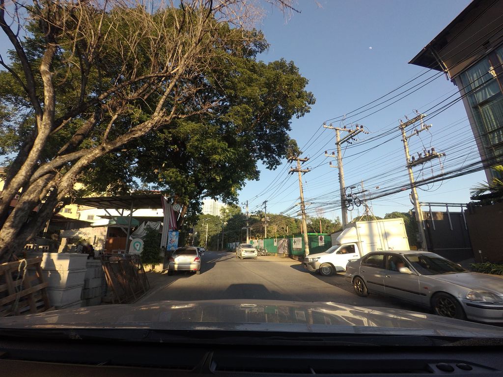 ภาพถนนตรงที่ Pok cafe ตั้งอยู่ ถ่ายโดย mishari พ.ศ. 2563 (2020) · A street-level view of where Pok cafe stands, by mishari in 2563 (2020)