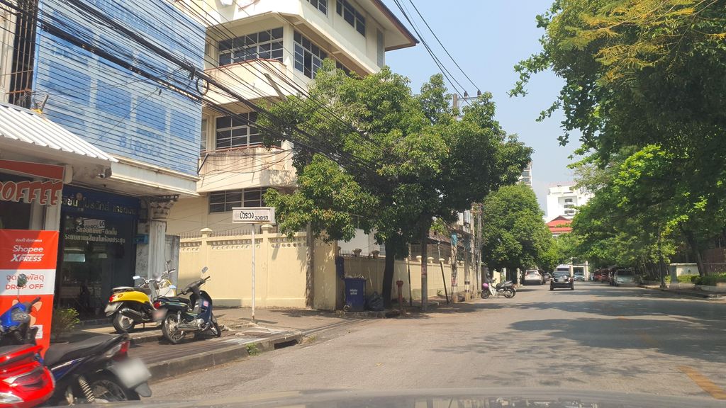 ภาพถนนตรงที่ ราดหน้าหม้อดินเสวย ตั้งอยู่ ถ่ายโดย jrcarlsen พ.ศ. 2565 (2022) · A street-level view of where ราดหน้าหม้อดินเสวย · Ratna Modin Seoya stands, by jrcarlsen in 2565 (2022)