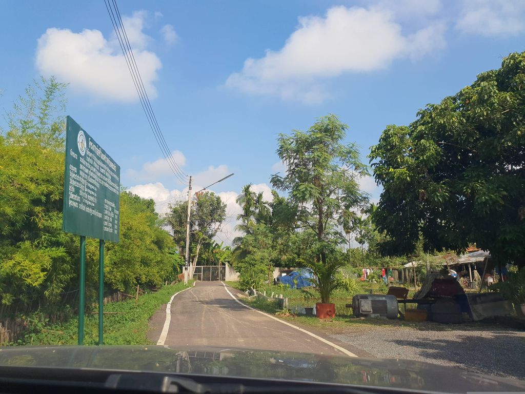ภาพถนนตรงที่ สุดซอย ลอยแพ. ตั้งอยู่ ถ่ายโดย jrcarlsen พ.ศ. 2566 (2023) · A street-level view of where สุดซอย ลอยแพ. · Sutsoi Loiphae. stands, by jrcarlsen in 2566 (2023)
