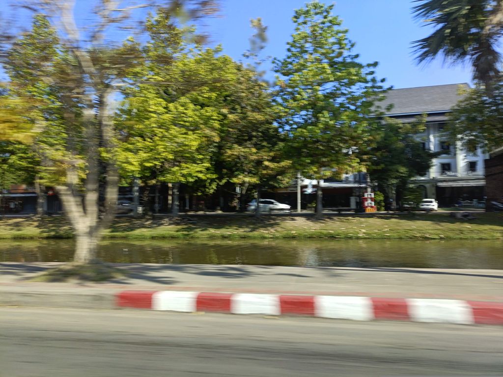 ภาพถนนตรงที่ Ao Framing ตั้งอยู่ ถ่ายโดย skillsy พ.ศ. 2568 (2025) · A street-level view of where Ao Framing stands, by skillsy in 2568 (2025)