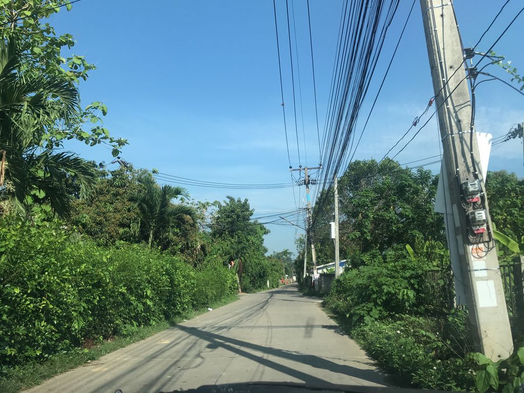 ภาพถนนตรงที่ Hoom Coffee ตั้งอยู่ ถ่ายโดย prasert พ.ศ. 2561 (2018) · A street-level view of where Hoom Coffee stands, by prasert in 2561 (2018)