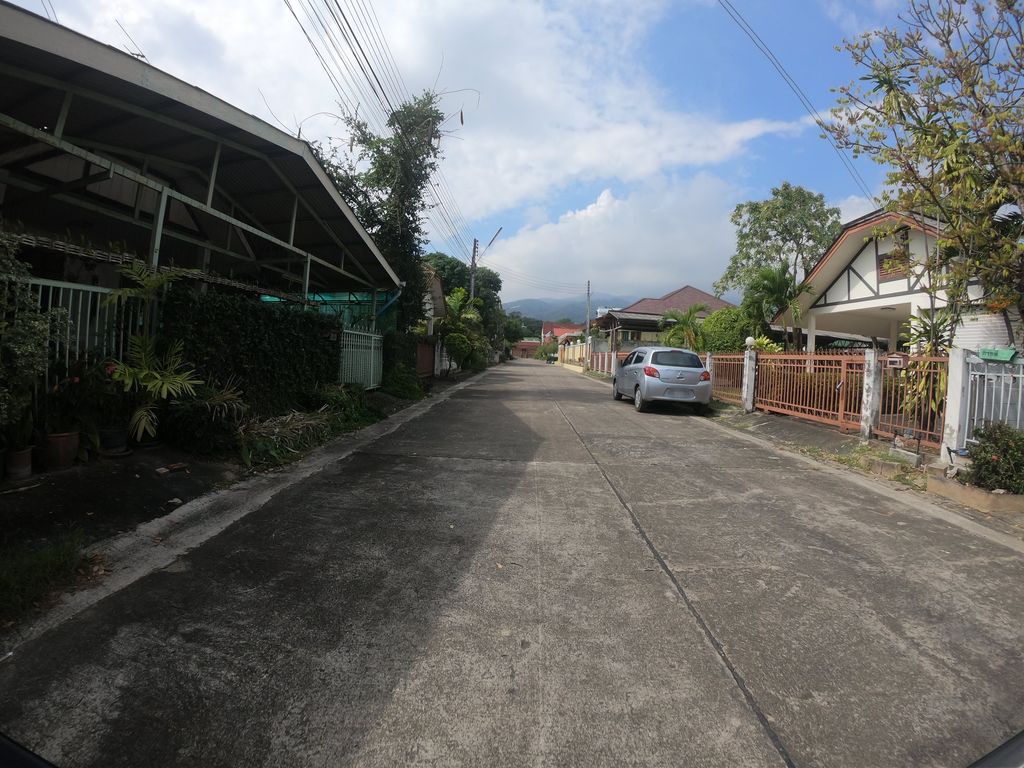ภาพถนนตรงที่ Deng Ba Hostel ตั้งอยู่ ถ่ายโดย chanuwath_grab พ.ศ. 2562 (2019) · A street-level view of where Deng Ba Hostel stands, by chanuwath_grab in 2562 (2019)