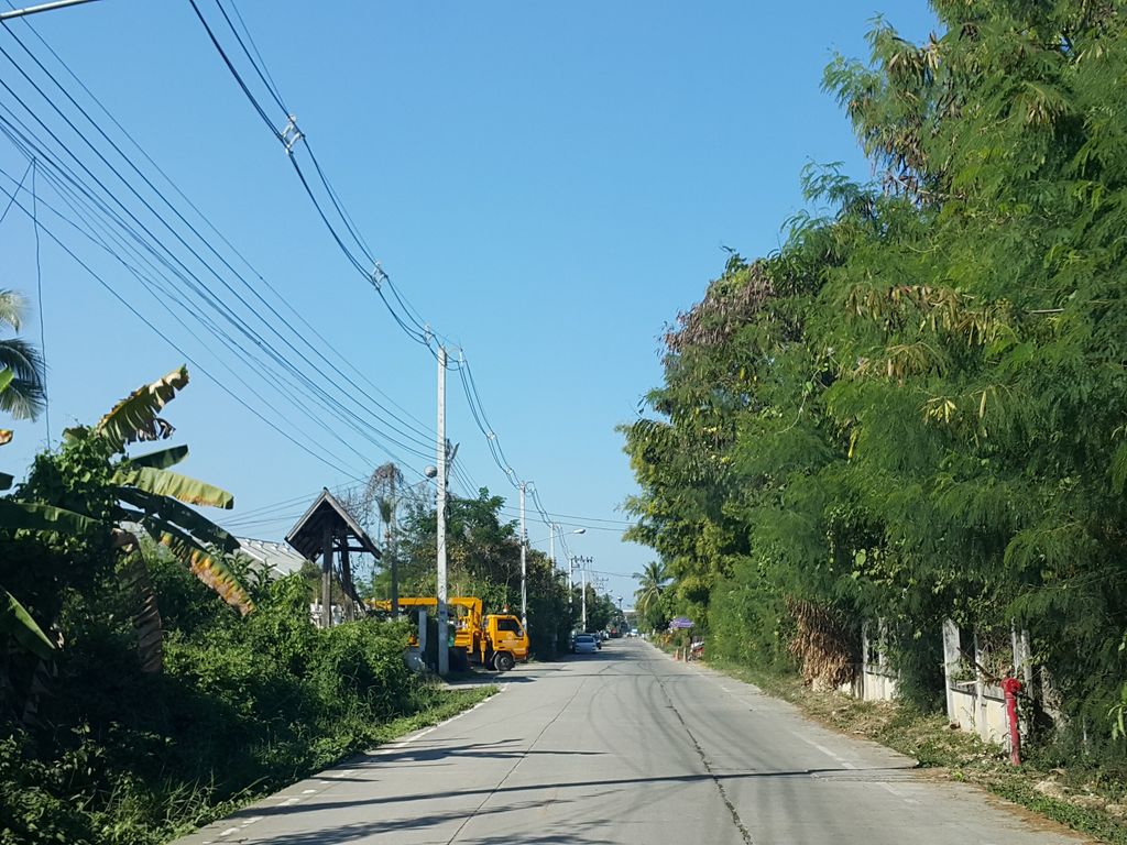 ภาพถนนตรงที่ ชำนาน-Chamnan ตั้งอยู่ ถ่ายโดย jrcarlsen พ.ศ. 2558 (2015) · A street-level view of where ชำนาน-Chamnan stands, by jrcarlsen in 2558 (2015)