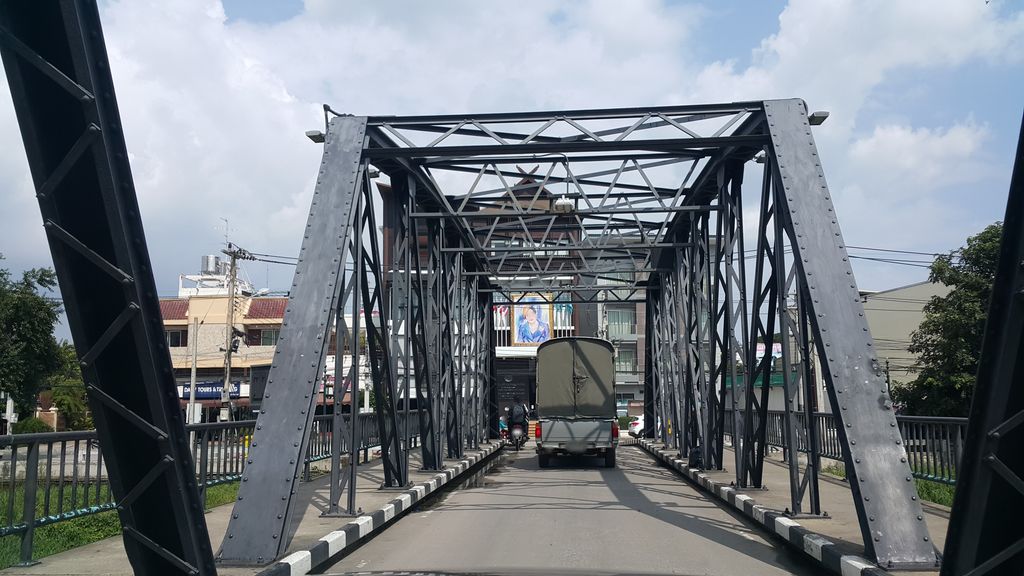 ภาพถนนตรงที่ สะพานเหล็ก ตั้งอยู่ ถ่ายโดย jrcarlsen พ.ศ. 2559 (2016) · A street-level view of where สะพานเหล็ก · Saphan Lek stands, by jrcarlsen in 2559 (2016)