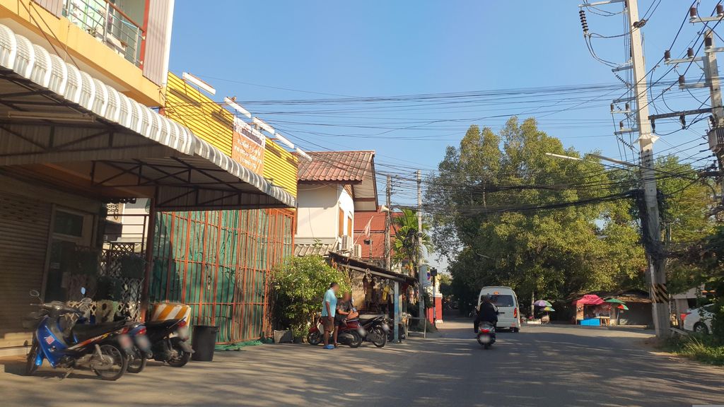 ภาพถนนตรงที่ เวียงพิงค์การค้า ข้าวสาร ไข่สด ฯลฯ ตั้งอยู่ ถ่ายโดย jrcarlsen พ.ศ. 2566 (2023) · A street-level view of where เวียงพิงค์การค้า ข้าวสาร ไข่สด ฯลฯ · Wiang Phing Kankha Khaosan Khaisot La stands, by jrcarlsen in 2566 (2023)