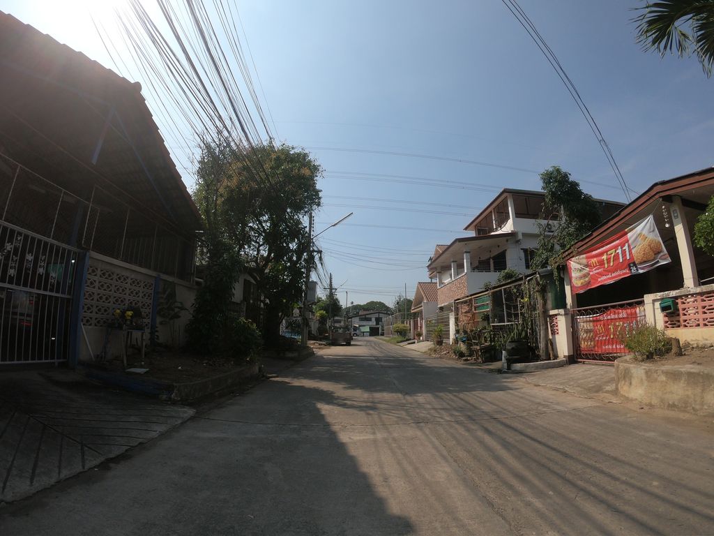 ภาพถนนตรงที่ ติ่มซำเรนเจอร์ (DimsumRangers) ตั้งอยู่ ถ่ายโดย chanuwath_grab พ.ศ. 2562 (2019) · A street-level view of where ติ่มซำเรนเจอร์ (DimsumRangers) stands, by chanuwath_grab in 2562 (2019)