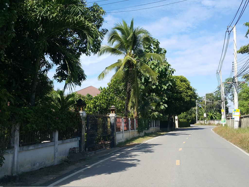 ภาพถนนตรงที่ LOON spc. ตั้งอยู่ ถ่ายโดย jrcarlsen พ.ศ. 2558 (2015) · A street-level view of where LOON spc. stands, by jrcarlsen in 2558 (2015)