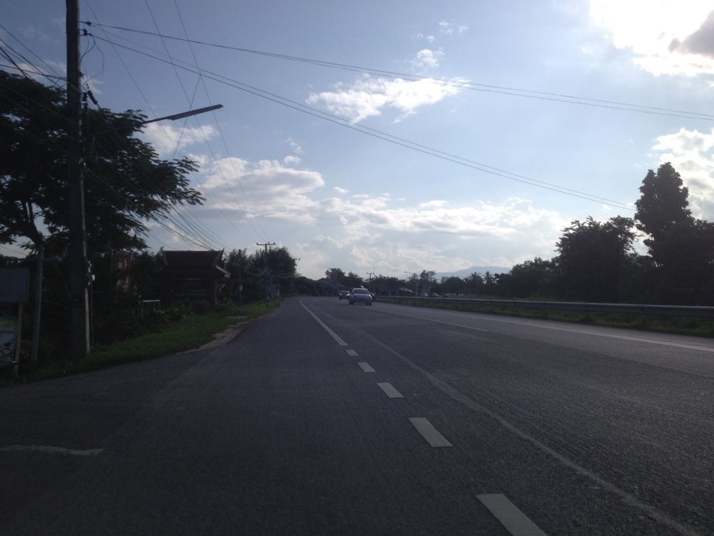 ภาพถนนตรงที่ บ้านพ่อ มาร์เก็ต ตั้งอยู่ ถ่ายโดย jimwatana พ.ศ. 2558 (2015) · A street-level view of where บ้านพ่อ มาร์เก็ต · Ban Pho Market stands, by jimwatana in 2558 (2015)