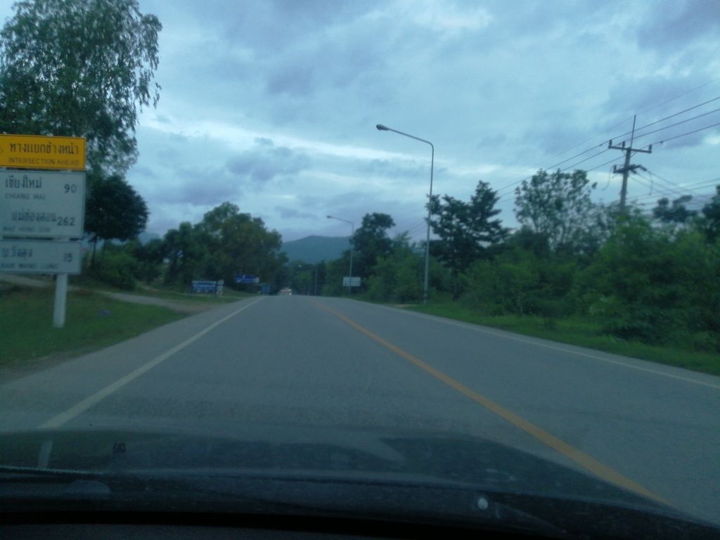 ภาพถนนตรงที่ อู่เฮงจำรัสฮอด ตั้งอยู่ ถ่ายโดย chanon พ.ศ. 2561 (2018) · A street-level view of where อู่เฮงจำรัสฮอด · U Heng Chamrat Hot stands, by chanon in 2561 (2018)