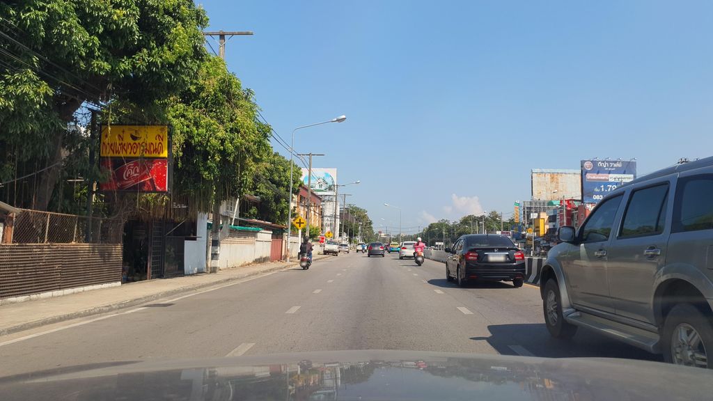 ภาพถนนตรงที่ ในสวนอารมณ์ดี ตั้งอยู่ ถ่ายโดย jrcarlsen พ.ศ. 2565 (2022) · A street-level view of where ในสวนอารมณ์ดี · Naisuan Anmadi stands, by jrcarlsen in 2565 (2022)