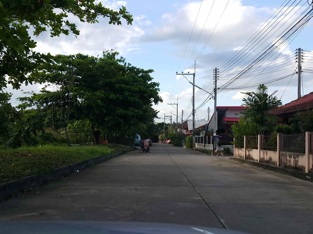 ภาพถนนตรงที่ หมู่บ้านมิ่งมงคล ตั้งอยู่ ถ่ายโดย jrcarlsen พ.ศ. 2558 (2015) · A street-level view of where หมู่บ้านมิ่งมงคล · Ming Mongkhon Village stands, by jrcarlsen in 2558 (2015)