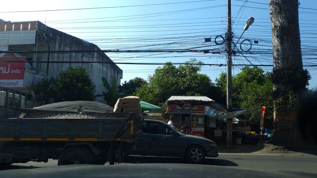 ภาพถนนตรงที่ ข้าวมันกะทิสด ตั้งอยู่ ถ่ายโดย jrcarlsen พ.ศ. 2562 (2019) · A street-level view of where ข้าวมันกะทิสด · Khaoman Kathi Sot stands, by jrcarlsen in 2562 (2019)