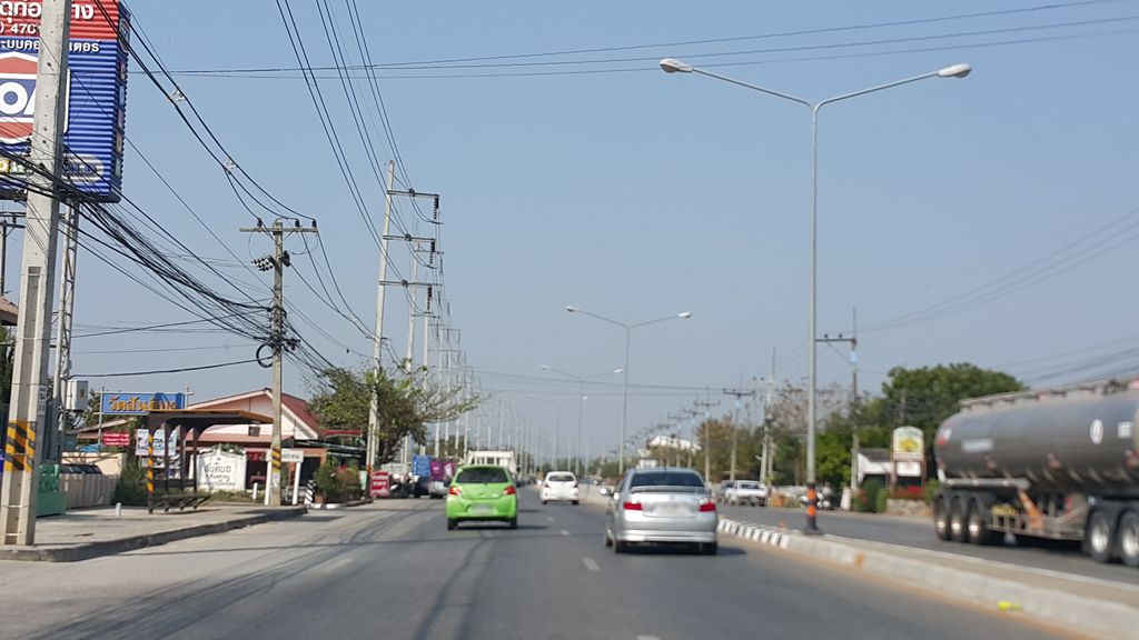 ภาพถนนตรงที่ ก้าวไกลอะไหล่ยนต์ ตั้งอยู่ ถ่ายโดย jrcarlsen พ.ศ. 2558 (2015) · A street-level view of where ก้าวไกลอะไหล่ยนต์ · Kao Klai Alaina stands, by jrcarlsen in 2558 (2015)