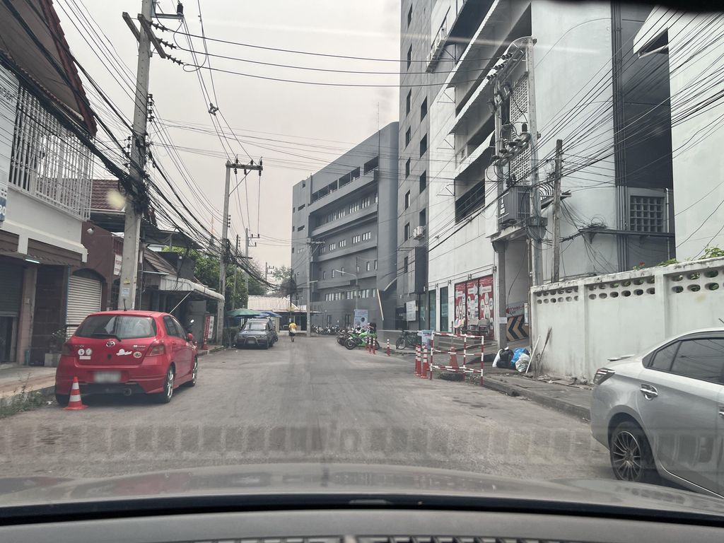 ภาพถนนตรงที่ ซีวิวคอนโด ตั้งอยู่ ถ่ายโดย lin_wang พ.ศ. 2567 (2024) · A street-level view of where ซีวิวคอนโด · C View Condo stands, by lin_wang in 2567 (2024)