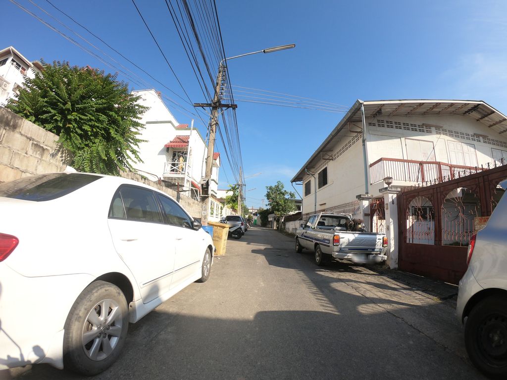 ภาพถนนตรงที่ Arch39 Minimal ตั้งอยู่ ถ่ายโดย chanuwath_grab พ.ศ. 2562 (2019) · A street-level view of where Arch39 Minimal stands, by chanuwath_grab in 2562 (2019)